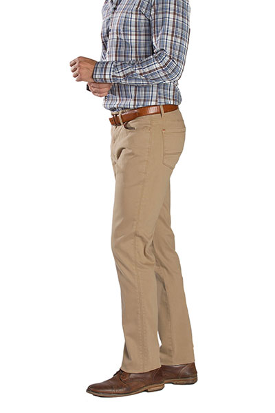 The Scotty Calvary sateen 5-pocket pant on model picture in color canyon